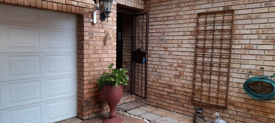 3 Bedroom Property for Sale in Wilkoppies North West